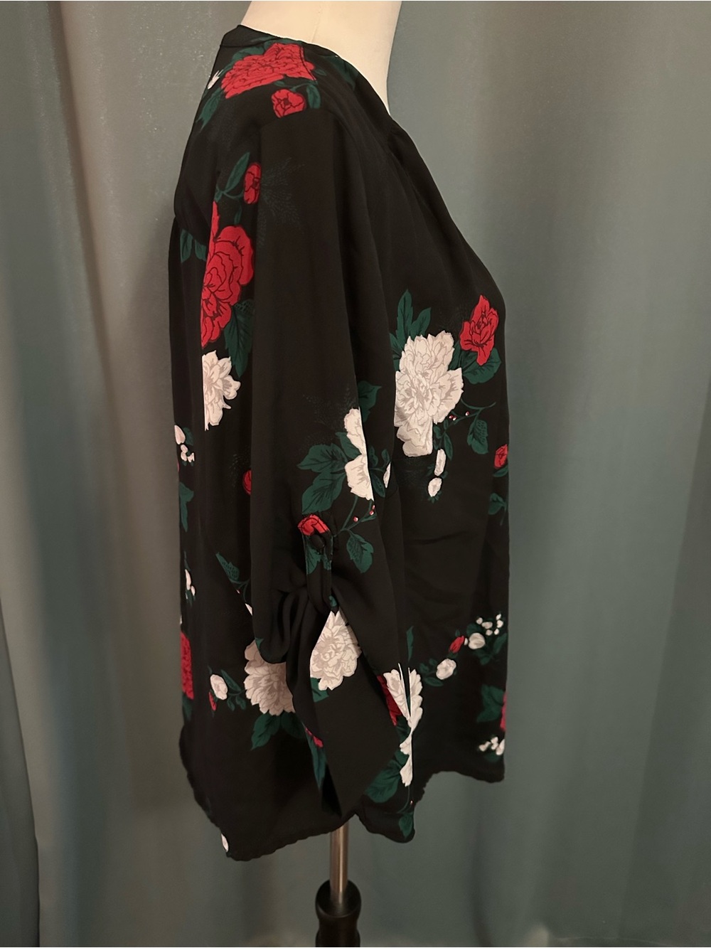 Torrid Size 0 Black Floral Blouse Red Rose Print Button Front 3/4 Sleeve Top - Picture 3 of 7